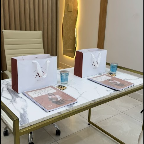 Sala de aula da AD Beauty com mesa organizada e kits preparados para as alunas
