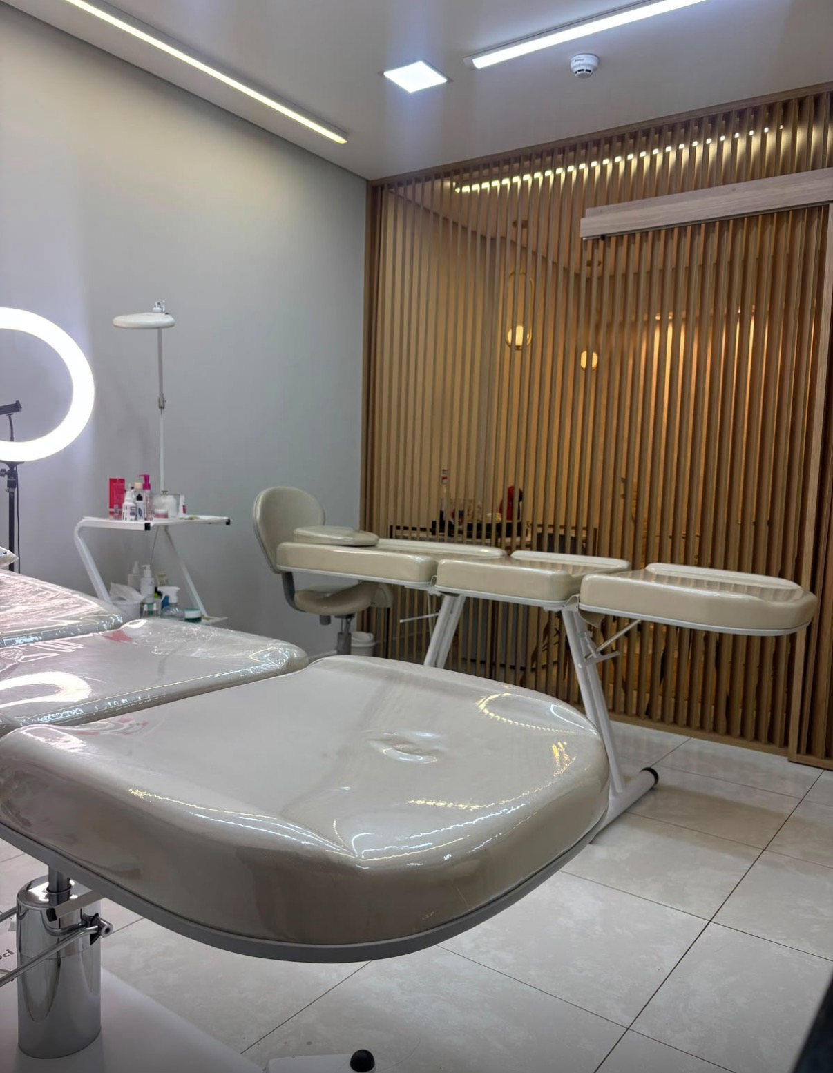 Sala de atendimento com maca e ring light